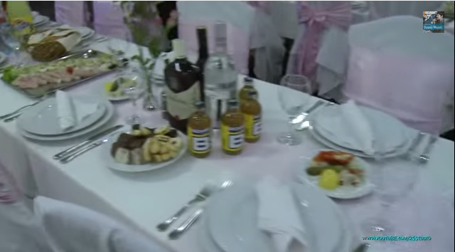 Illustration for article titled Rózsaszín óriáslimóval mentek Dzsesszika keresztelőjére