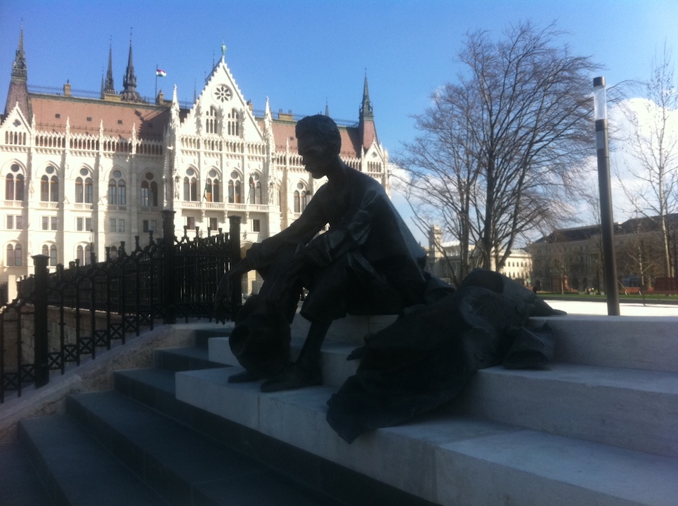 Olasz csajok Attila ölében