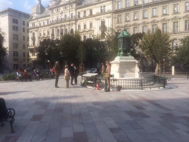 Illustration for article titled A térkőmaffia elfoglalta a Batthyány-örökmécses terecskéjét