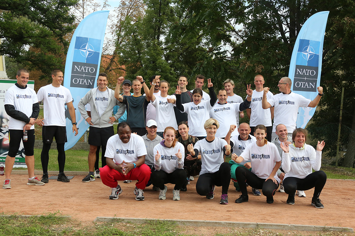 Illustration for article titled Tökéletes öngól: futni a laktanyában, nőként