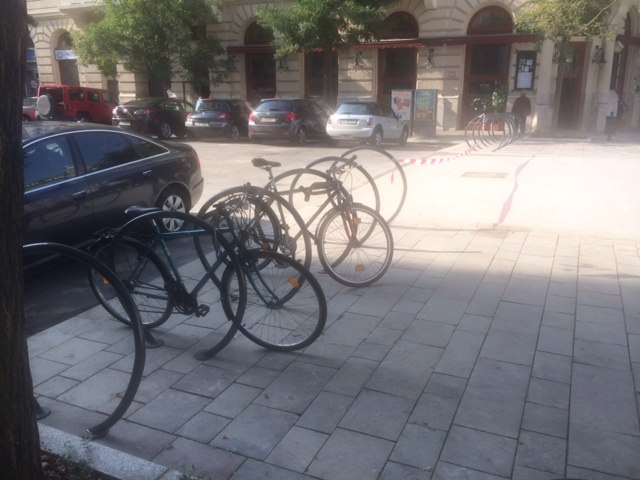 Illustration for article titled A térkőmaffia elfoglalta a Batthyány-örökmécses terecskéjét