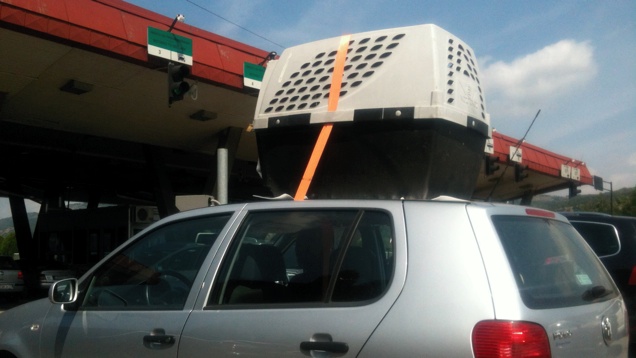 Figyelj már, biztos jó lesz a kutya így a tetőn?