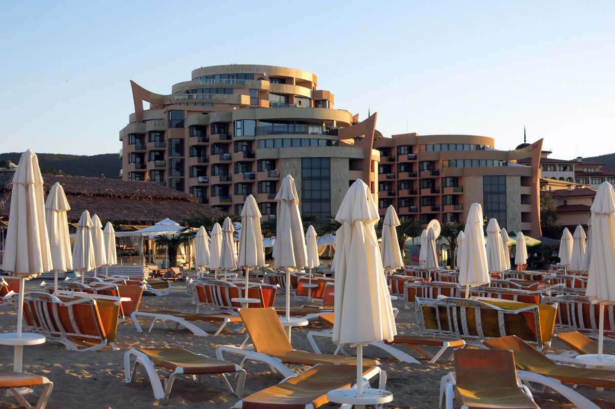 Illustration for article titled Siófok szorozva ezerrel – egy hét szenvedés a Naposparton