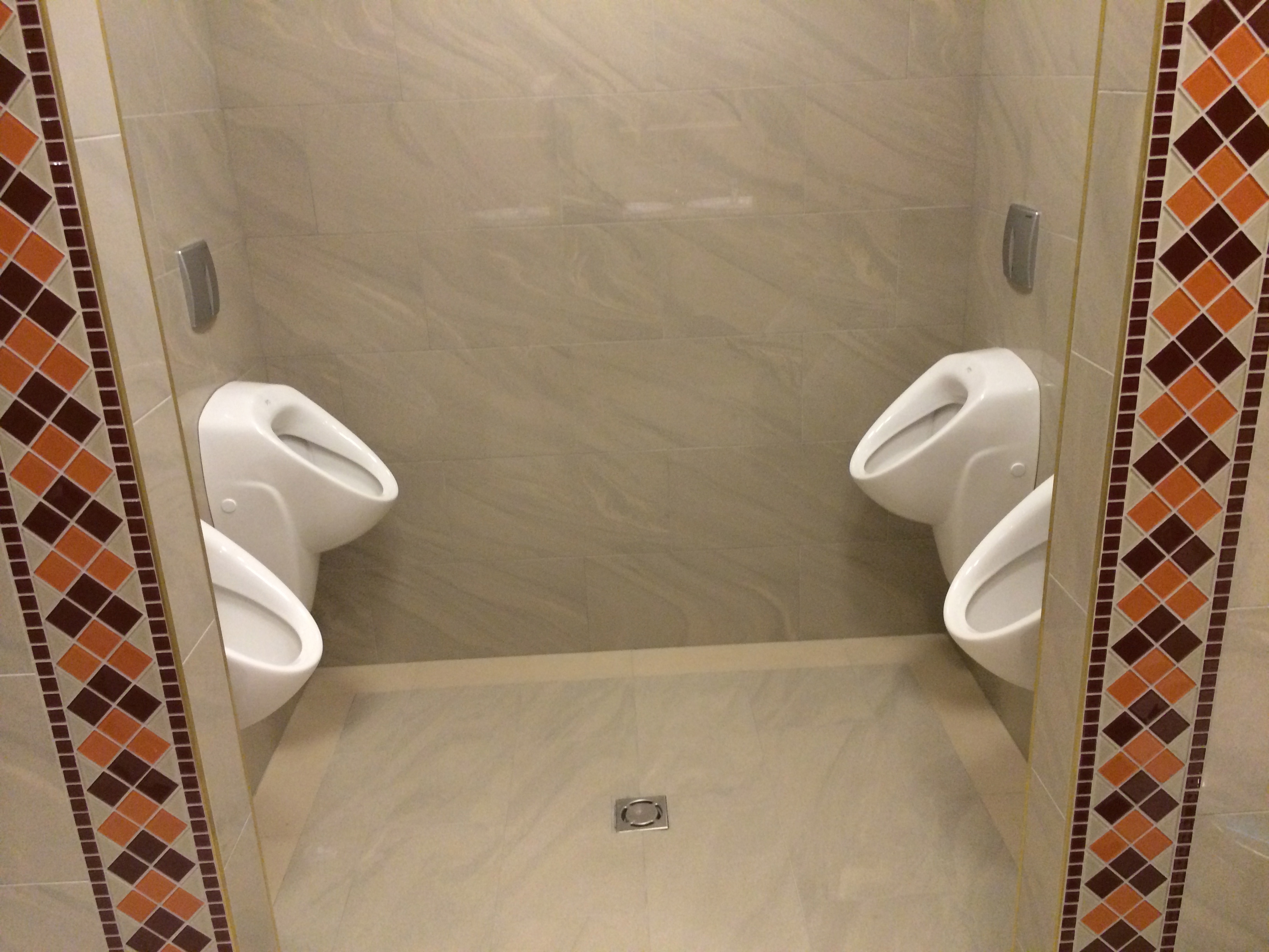 Illustration for article titled Pinaasztal mögött szivarozhat Fekete György az Aranykalickában