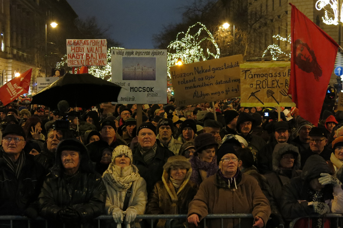 Illustration for article titled Valami nagy baj van – képeink a péntek esti tüntetésről