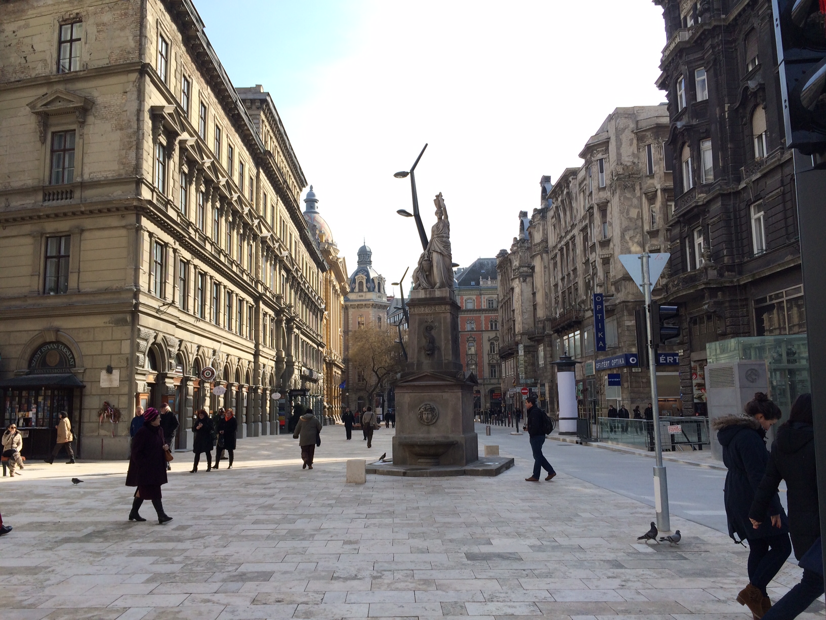 Illustration for article titled Az autós- és térkőmaffia tönkrevágta a Ferenciek terét