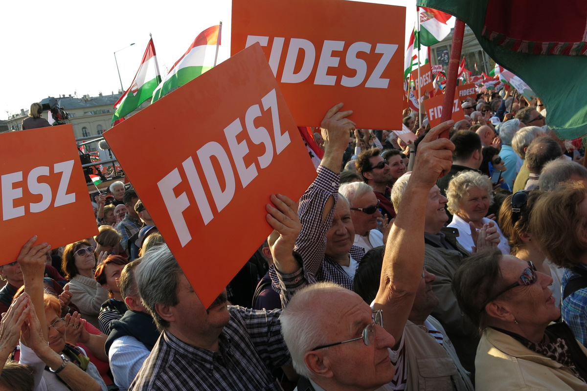 Illustration for article titled Harcba boldog jövőért megyünk – képeink a Második Békemenetről