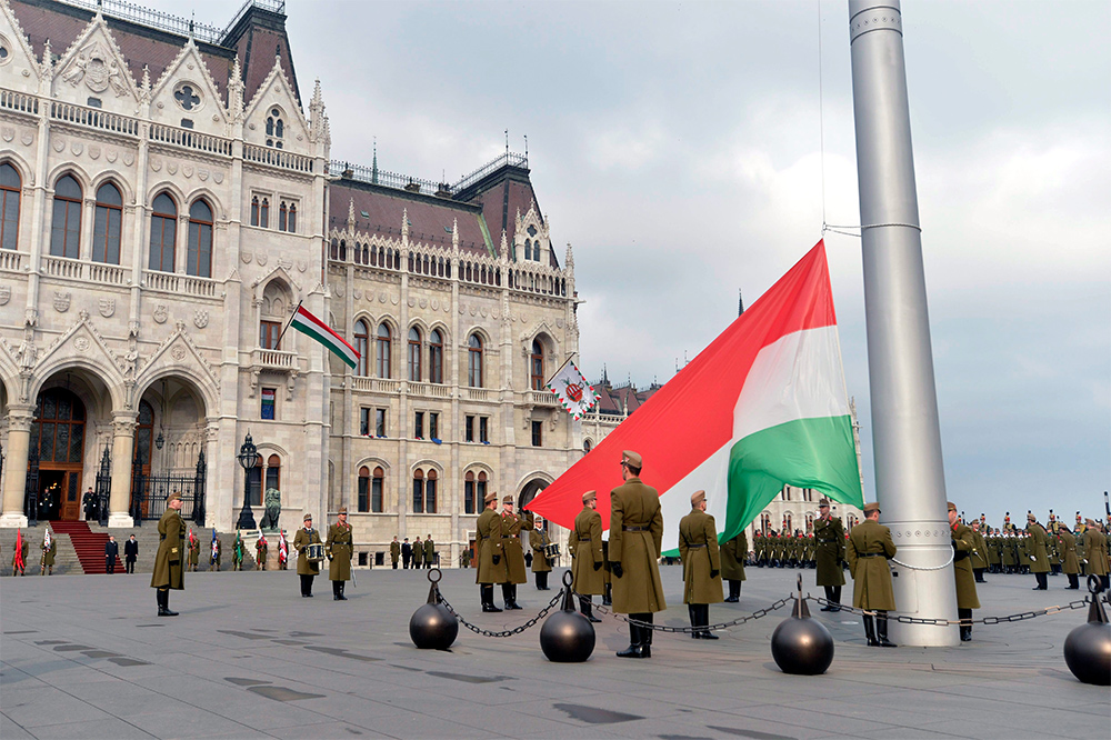 A zászlót már fel is vonták a Kossuth téren