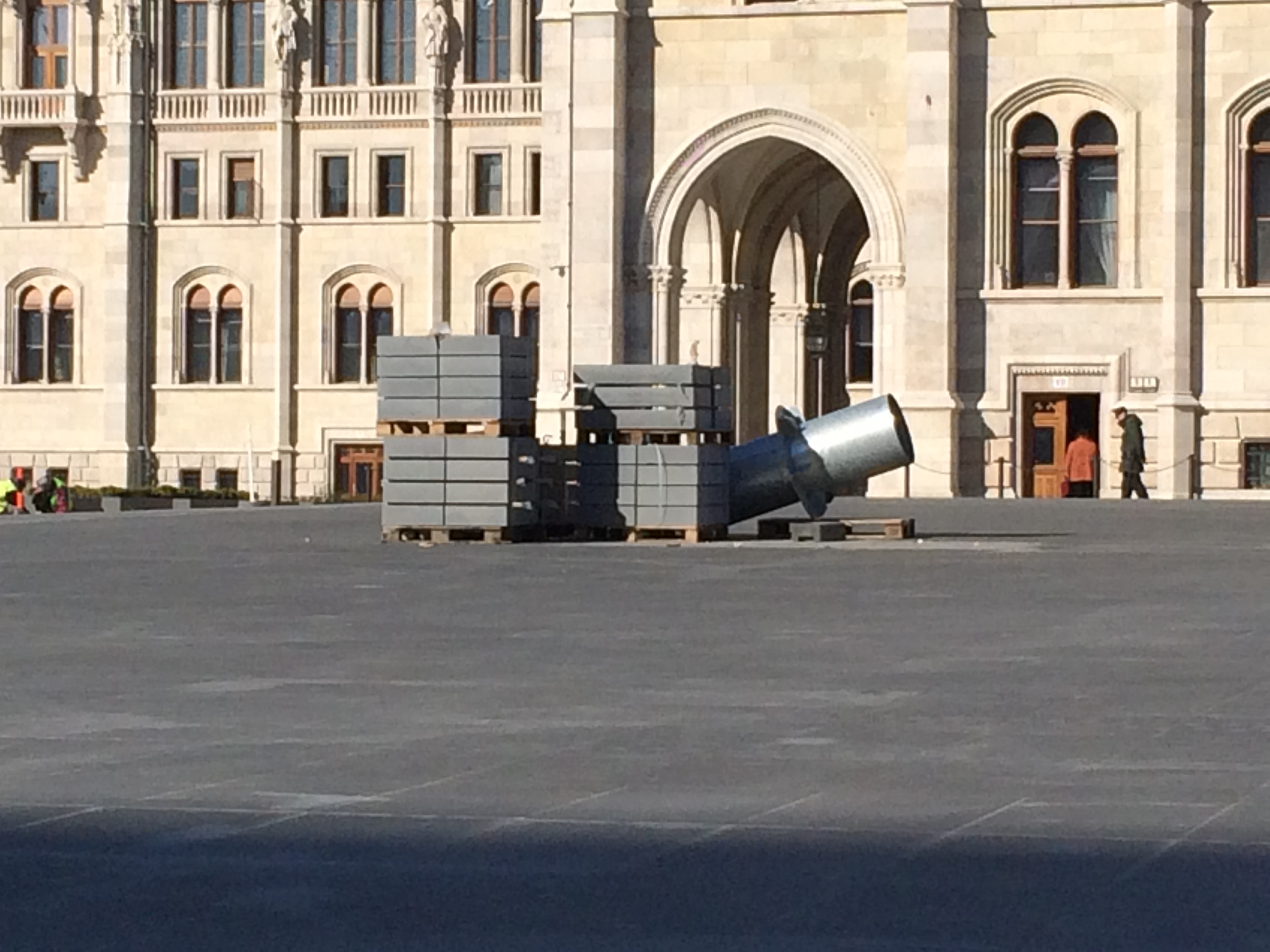 Szerinted mi ez a bizarr dolog a Kossuth tér közepén?