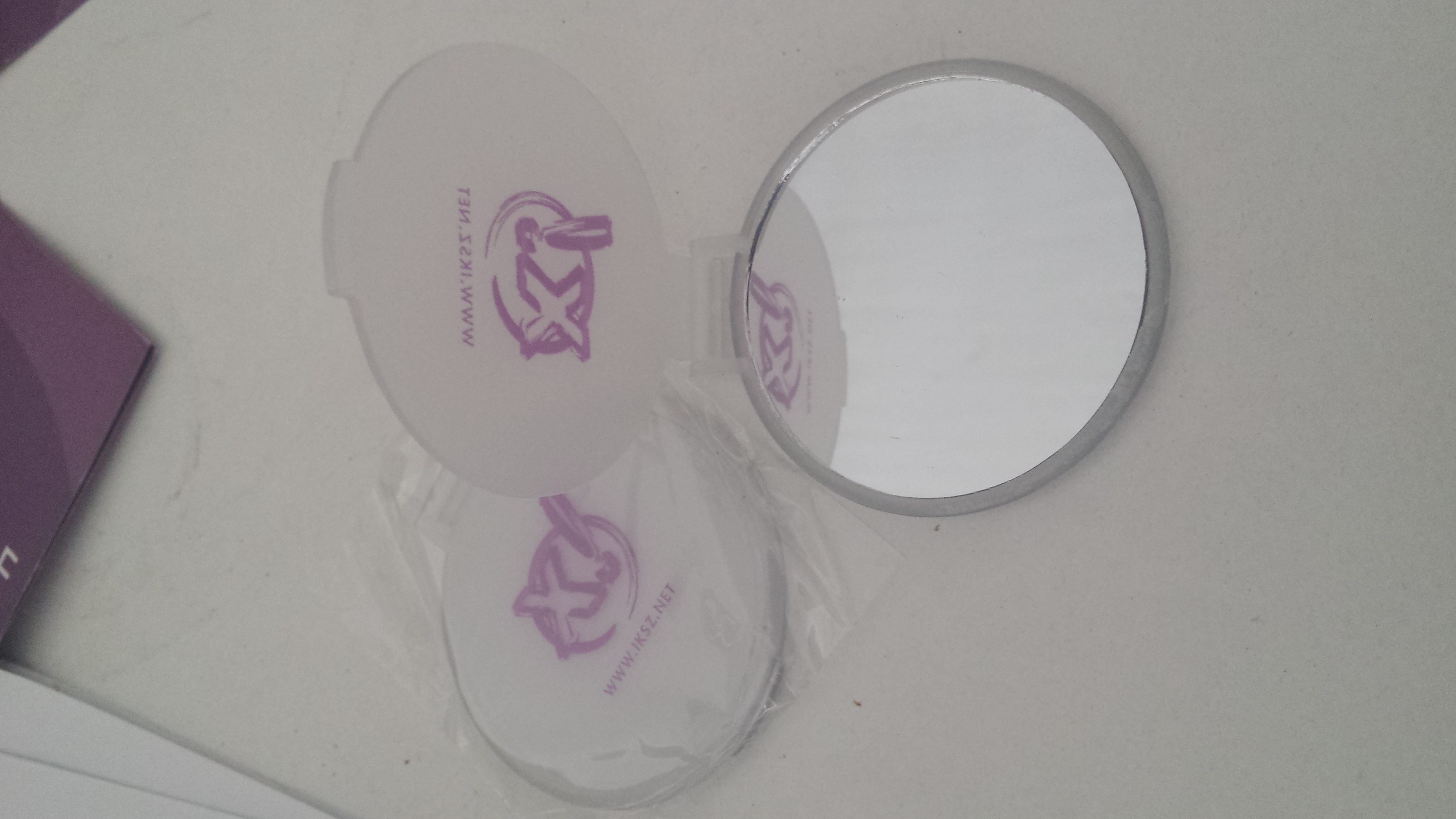 Illustration for article titled Sör, pina, sminktükör: így küzdenek a pártok az EFOTT-on a fiatalokért