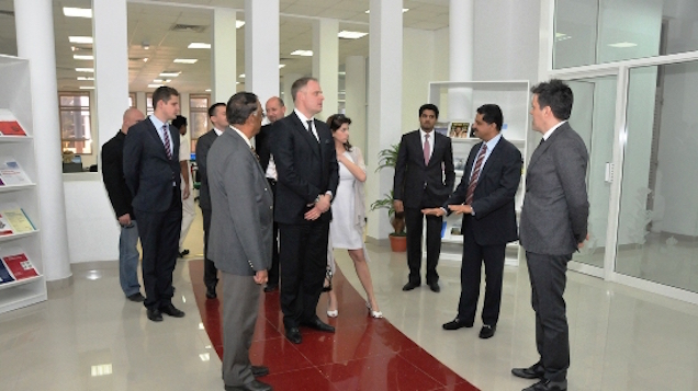 Illustration for article titled Habony Árpád megtekint egy bazi nagy vitrint