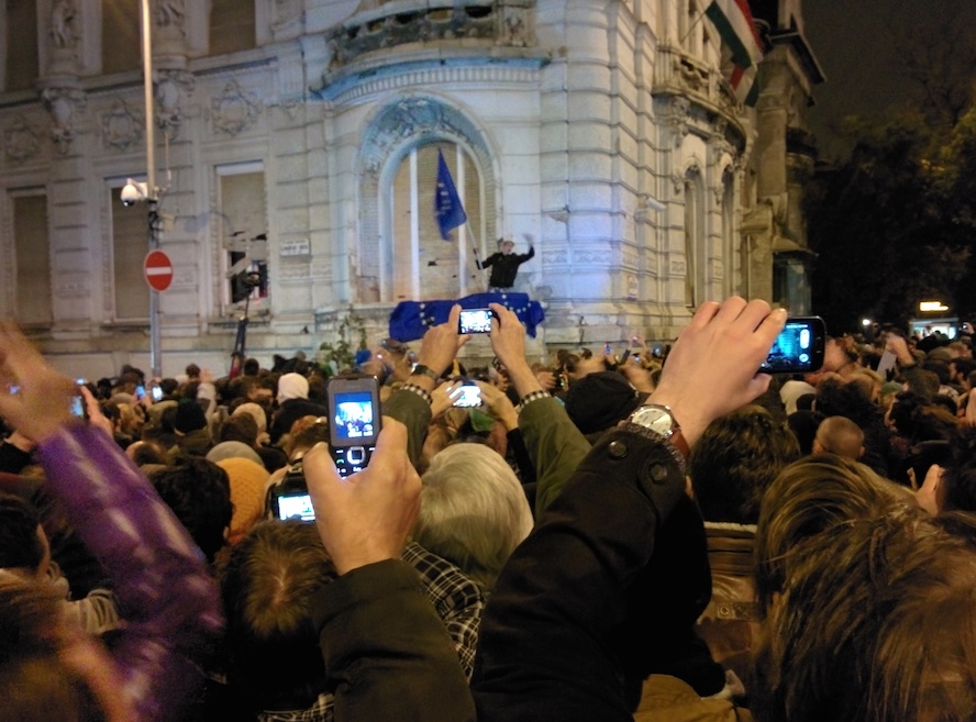 Megjelentek a rohamrendőrök a Lendvay utcánál