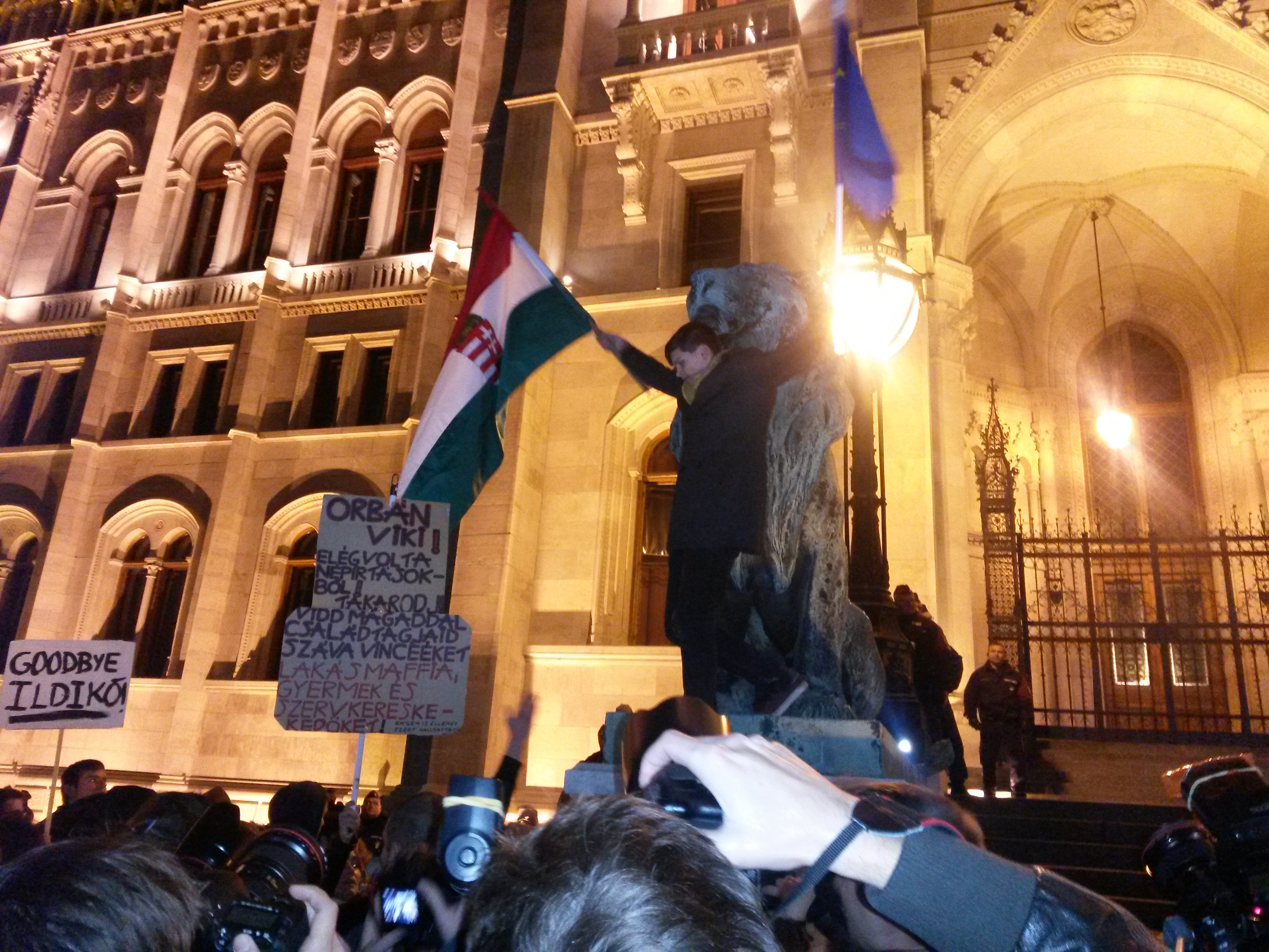 Illustration for article titled Képek, gifek, videó a tegnapi tüntetésről, minden itt van egyben