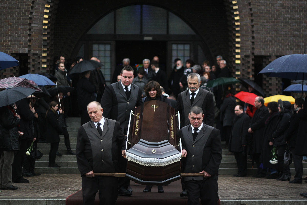 Elég egy szálat elszakítani – ma temették Borbély Szilárdot