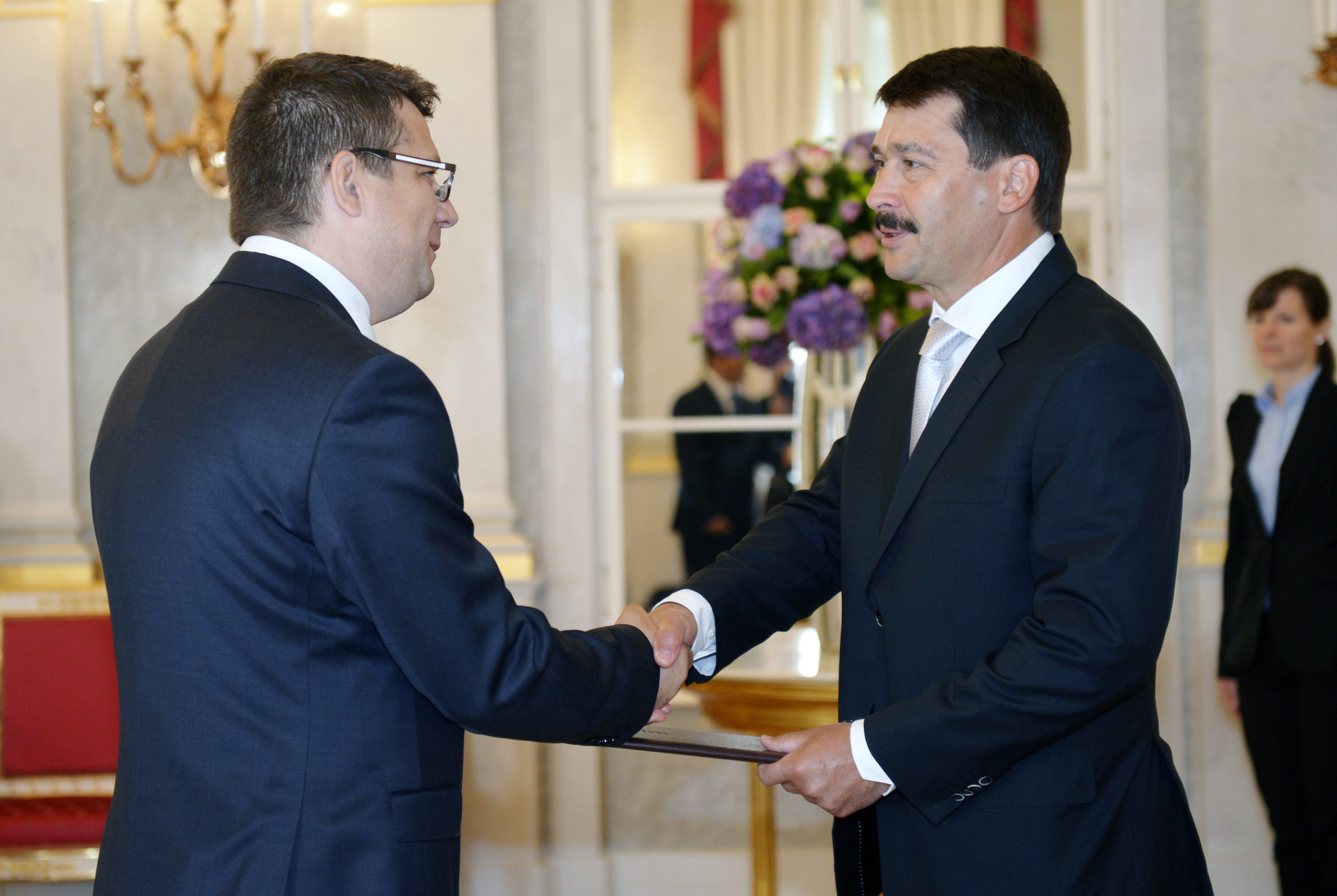 Illustration for article titled Saját sajtószolgáinak jelenlétében megalakult az Orbán-kormány