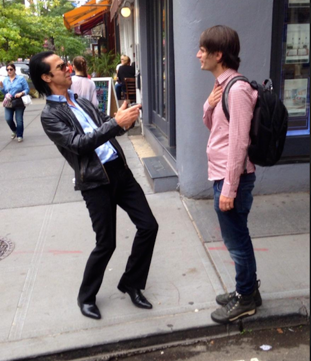 Ilyen, amikor egy Híres Ember hanyatt esik egy másik Híres Embertől