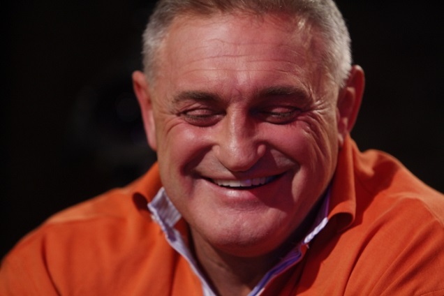 Tetteire féltékeny mind, ki ellene hadakozva indul