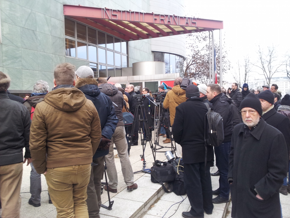 Illustration for article titled Megkezdődött a Charlie-megemlékezés a budapesti Francia Intézet előtt