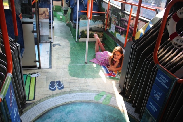 Guruló stranddá alakítanak egy hetes buszt reklámozásból