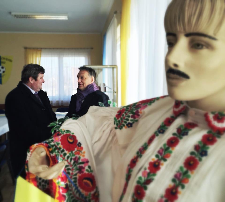 Orbán Viktor bajuszos nővel fényképezkedett Mezőkövesden