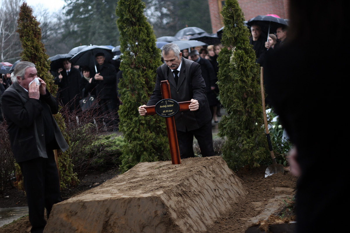 Illustration for article titled Elég egy szálat elszakítani – ma temették Borbély Szilárdot