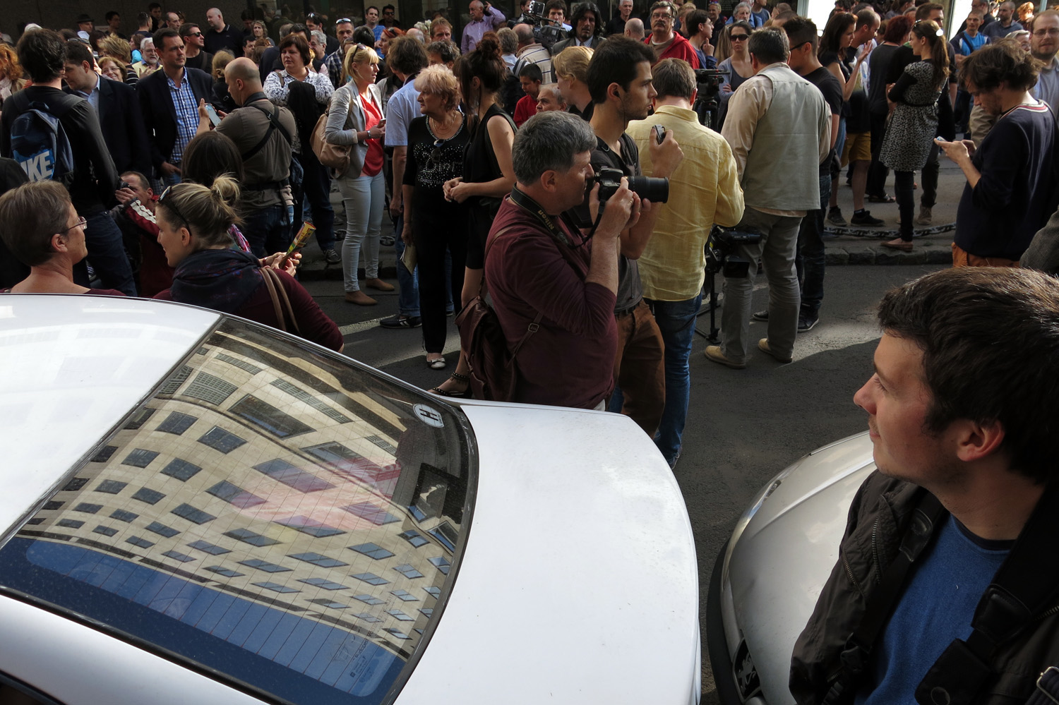 Illustration for article titled 2000 ember tapsolta az Origót a Dob utcában