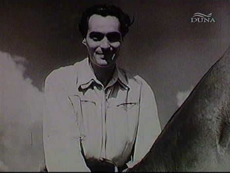 Halász Géza (a fiatalúr) “Az első” c. filmből, amit kinézi magának Piroskát