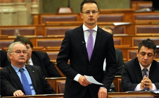 Illustration for article titled Szijjártó Péter mégiscsak lila