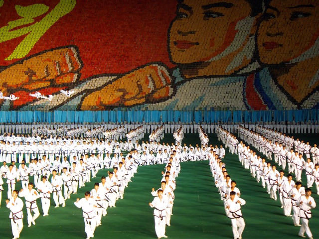 Illustration for article titled Tengeri ütközettel vagy bokszmeccsel nyisson a Pancho Aréna?