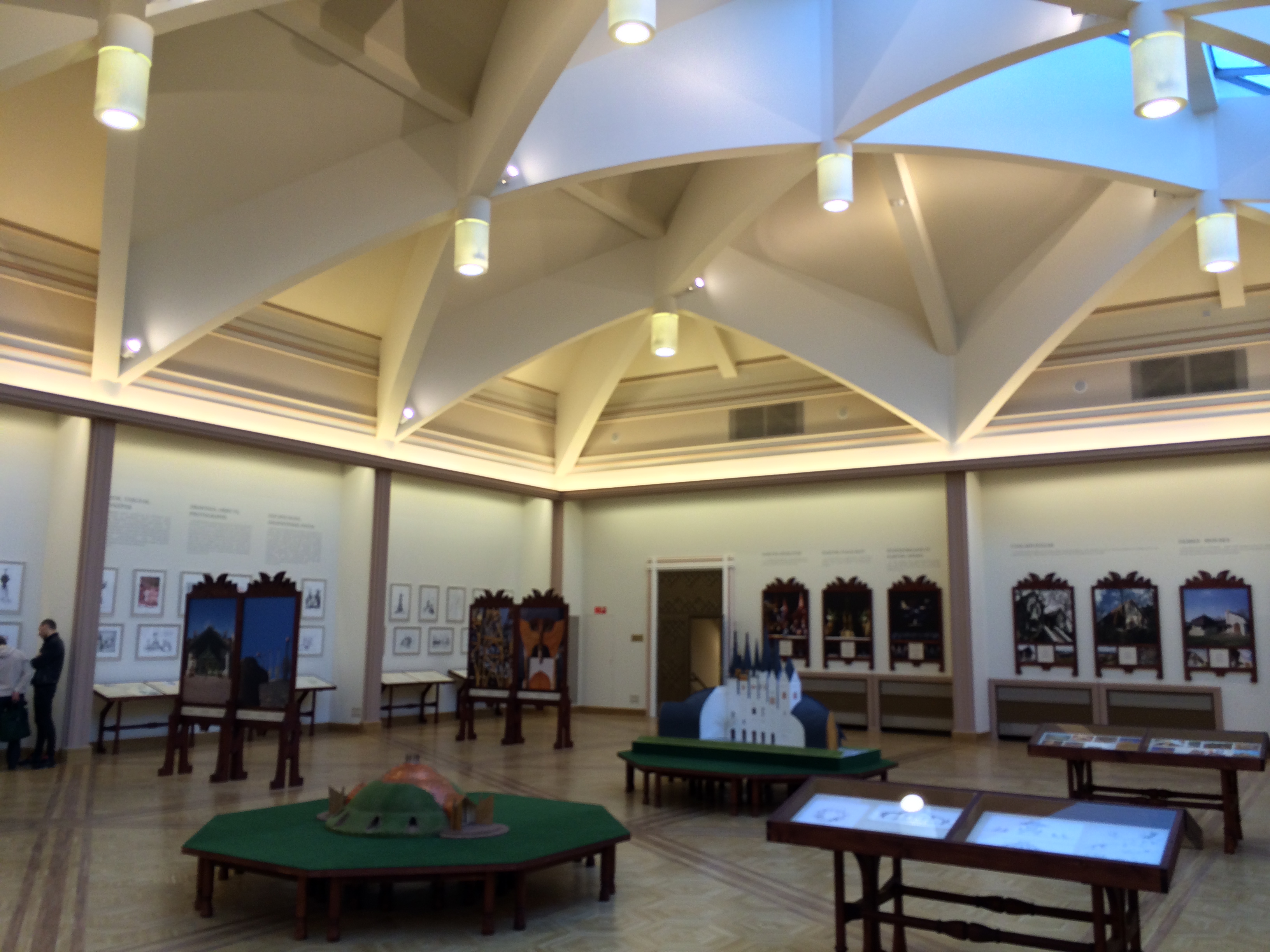 Illustration for article titled Pinaasztal mögött szivarozhat Fekete György az Aranykalickában