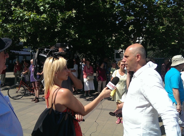 Illustration for article titled Most pedig mutatunk nektek egy csomó politikust a Szabadság térről