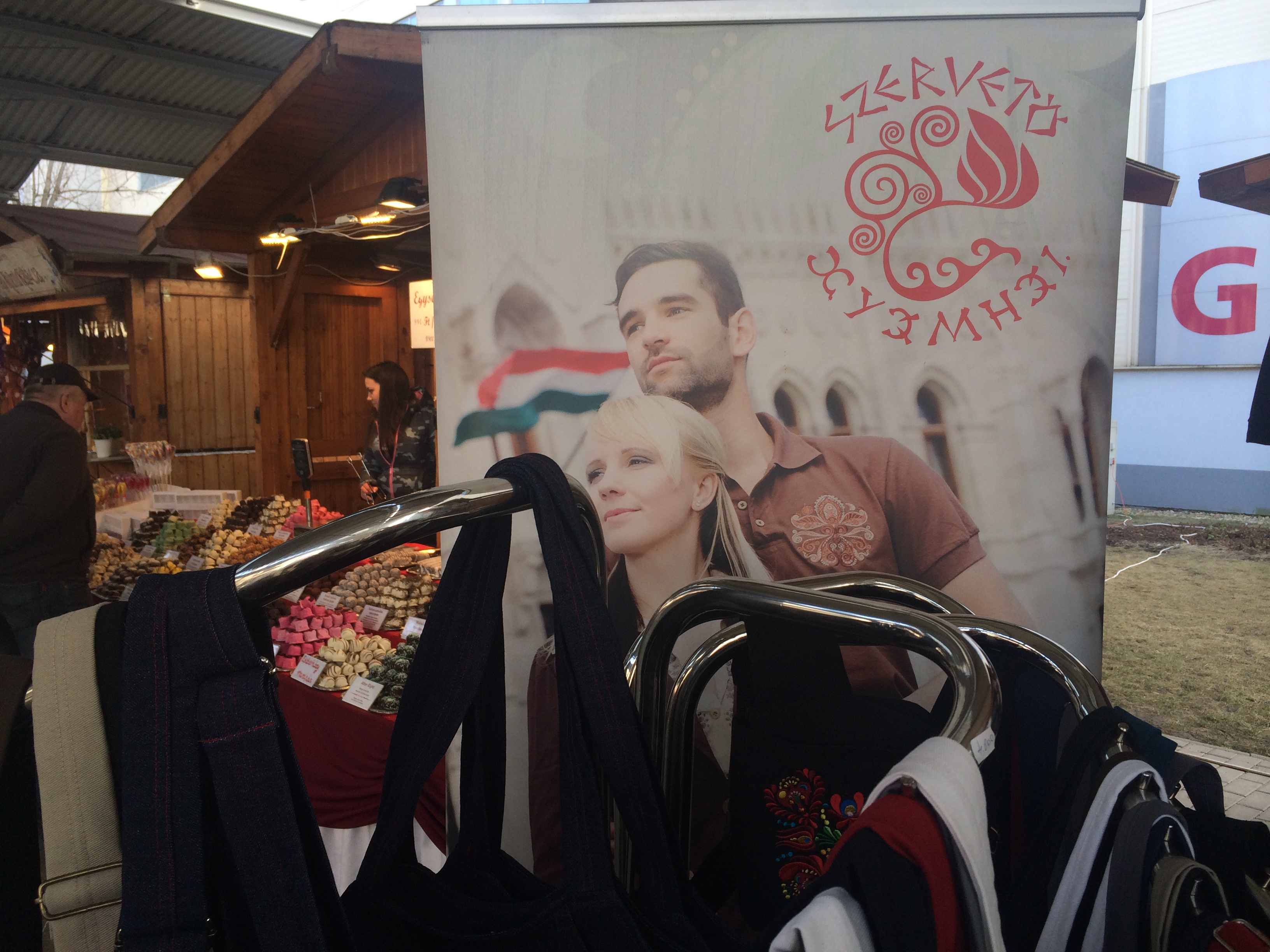 Illustration for article titled Így buliznak döglött állatokkal az ország legidiótábban öltözött emberei