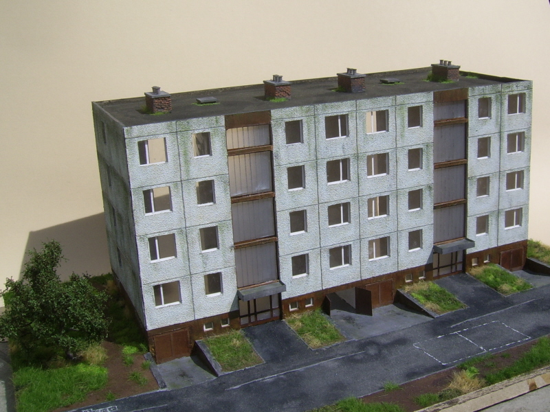 Illustration for article titled Zseniális műalkotás a lakótelepi papírpanelház