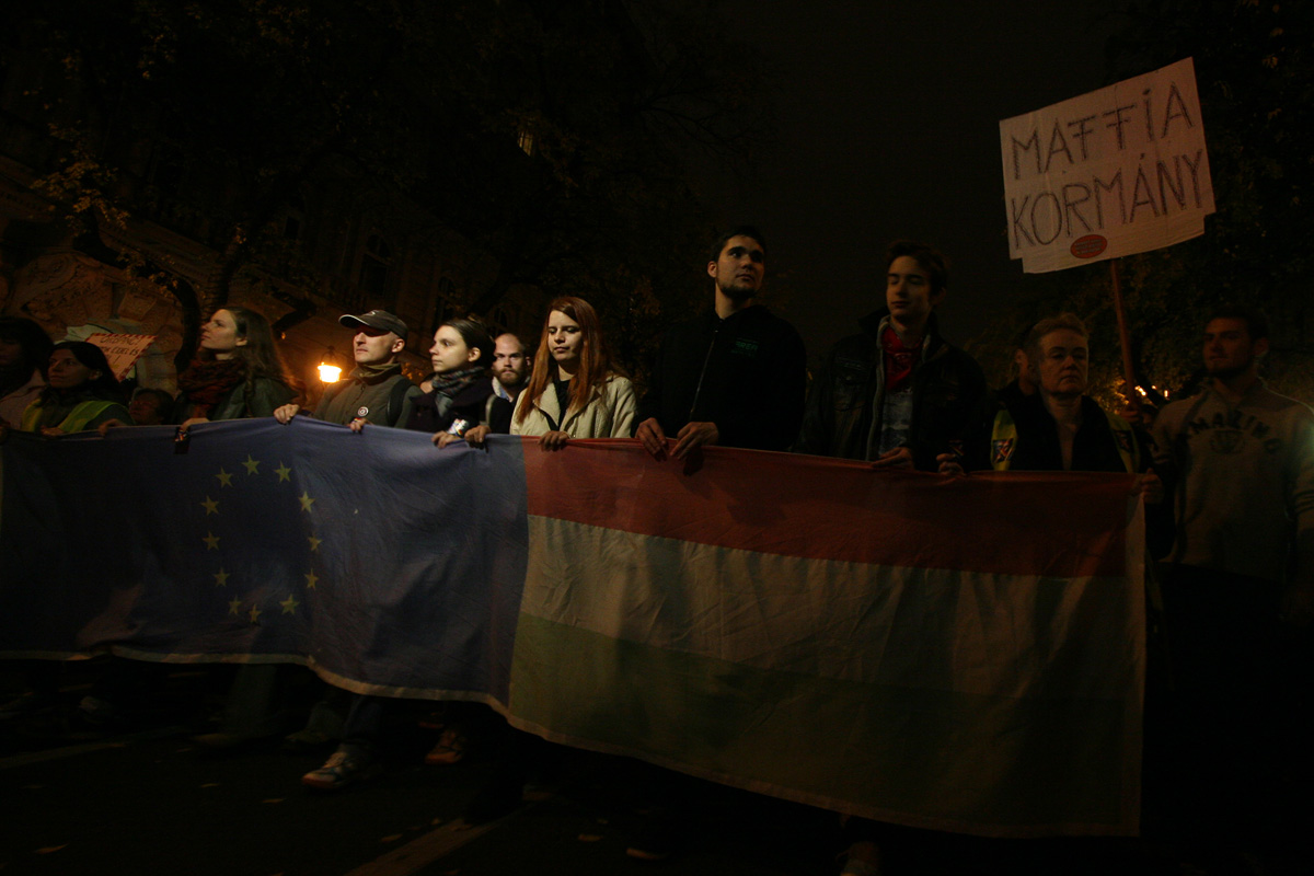 Illustration for article titled Tömegek követelték a Vida Ildikó és Orbán Viktor lemondását