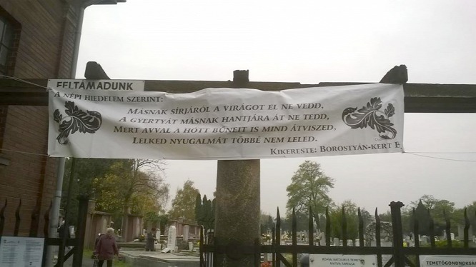 Verssel figyelmeztetnek a temetőben, hogy lopni csúnya dolog