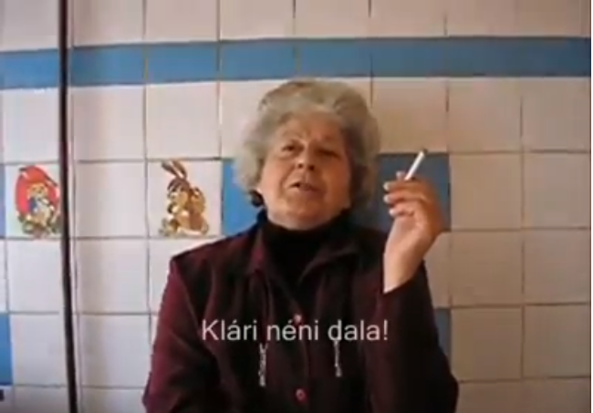 Ébredj klasszikusra! Klári néni nézi a pináját, és sírva fakad (18+)