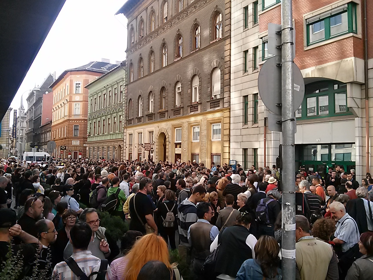 Illustration for article titled 2000 ember tapsolta az Origót a Dob utcában