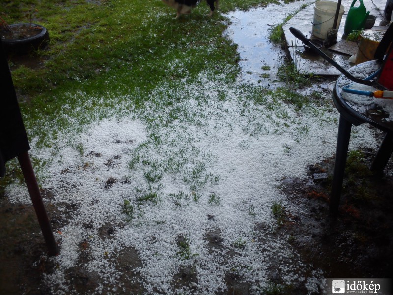 Illustration for article titled Mindeközben Békés megyében tombolnak a tornádók