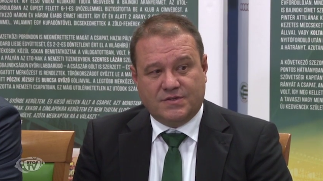 Két Hrurira megy a sivatagban