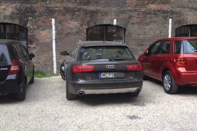 Miért áll Rogán A6-os Audija egy hete egy belvárosi parkolóban?