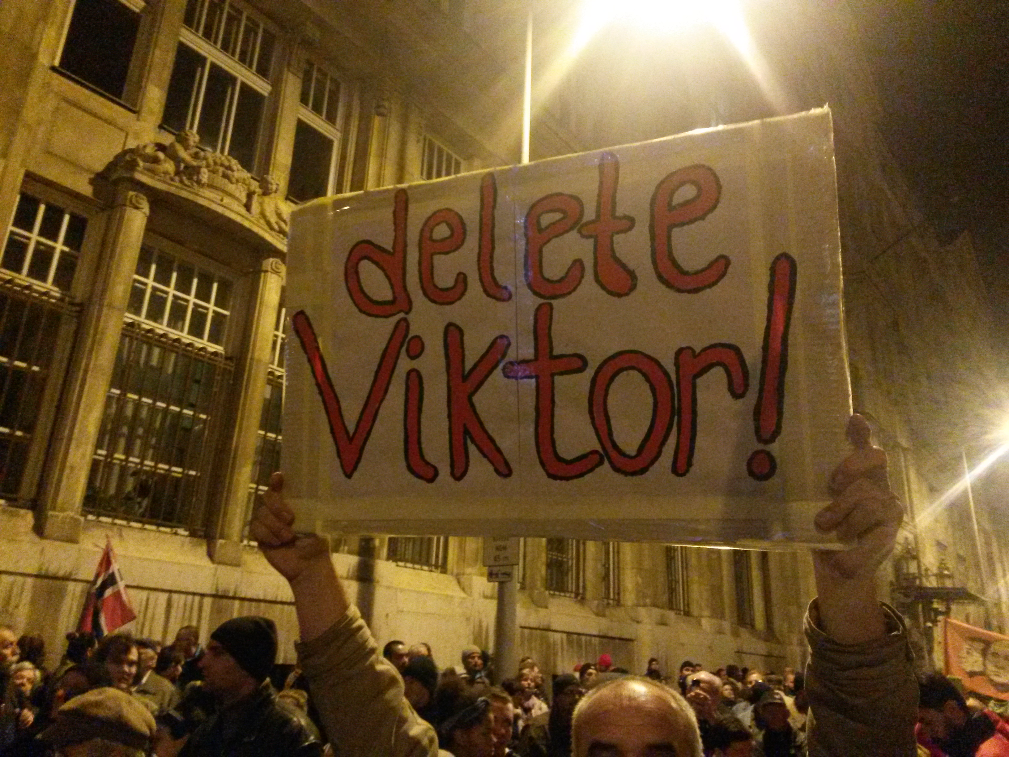 Pár kép a ma esti tüntetésről