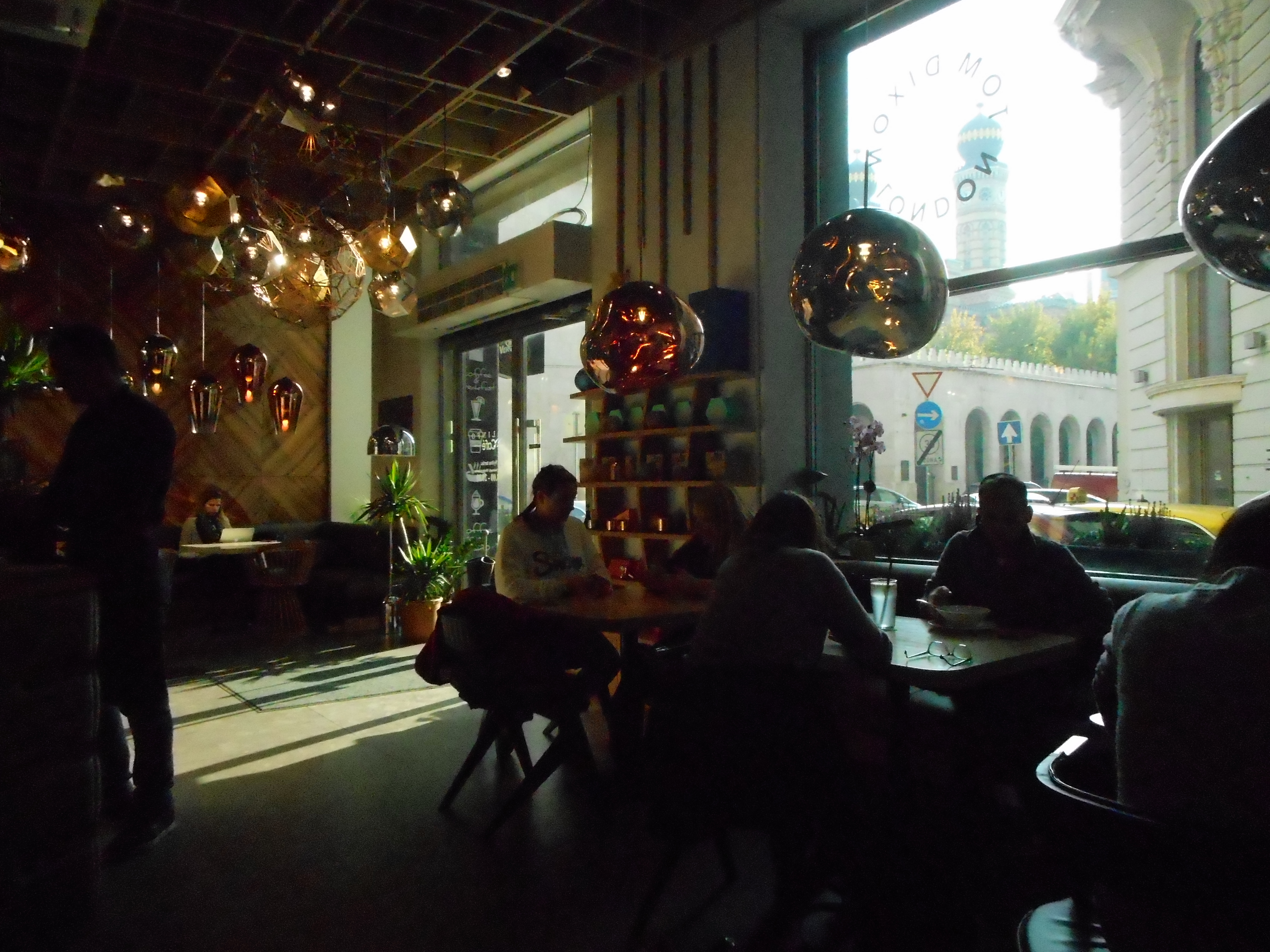 Illustration for article titled Mit rendel a kedves vendég? Capuccinót, vagy csillárt?