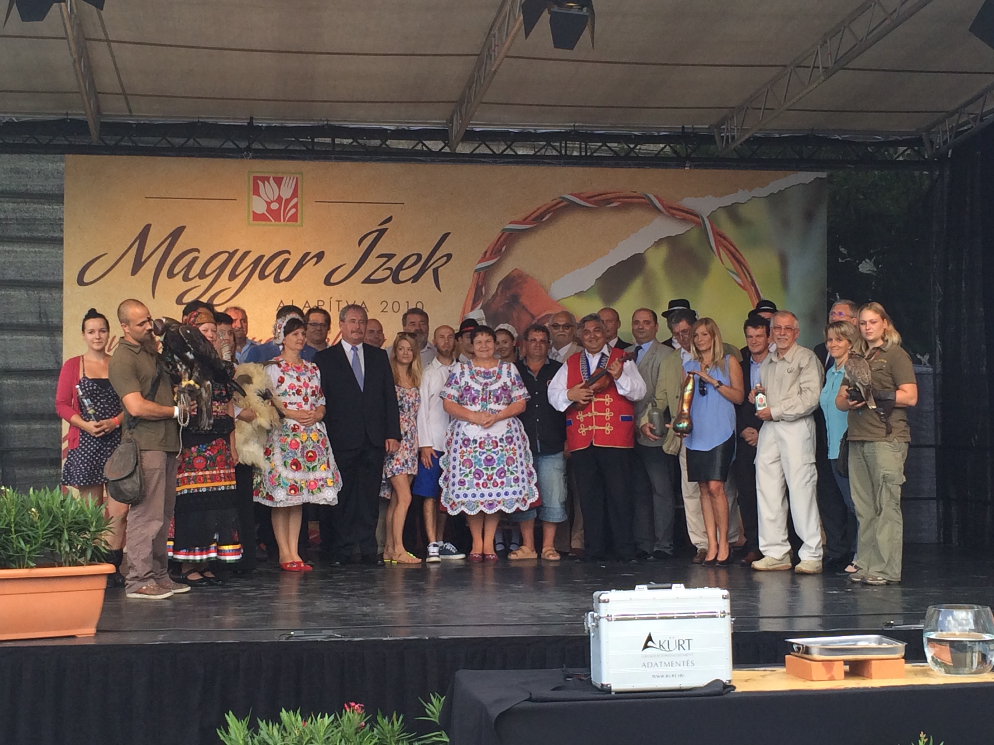 Illustration for article titled Fazekas miniszter nem gyújtott fel egy vincsesztert sem. Csak nyalt