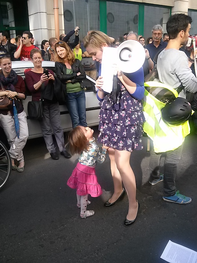 Illustration for article titled 2000 ember tapsolta az Origót a Dob utcában