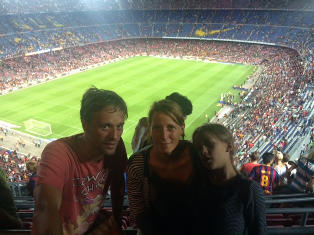 Illustration for article titled Két gyerekkel és egy nővel a Camp Nou poklában