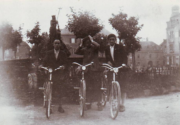 Fisher B. (bal szélen) két bűntársával biciklivel közelítette meg a mecsetet, hogy kerülje a feltűnést.