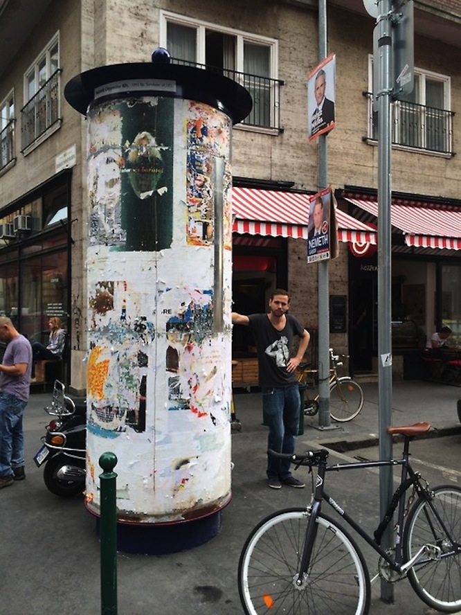 Dráma a bulinegyedben: Simicska-oszlopot állítottak a Központ elé