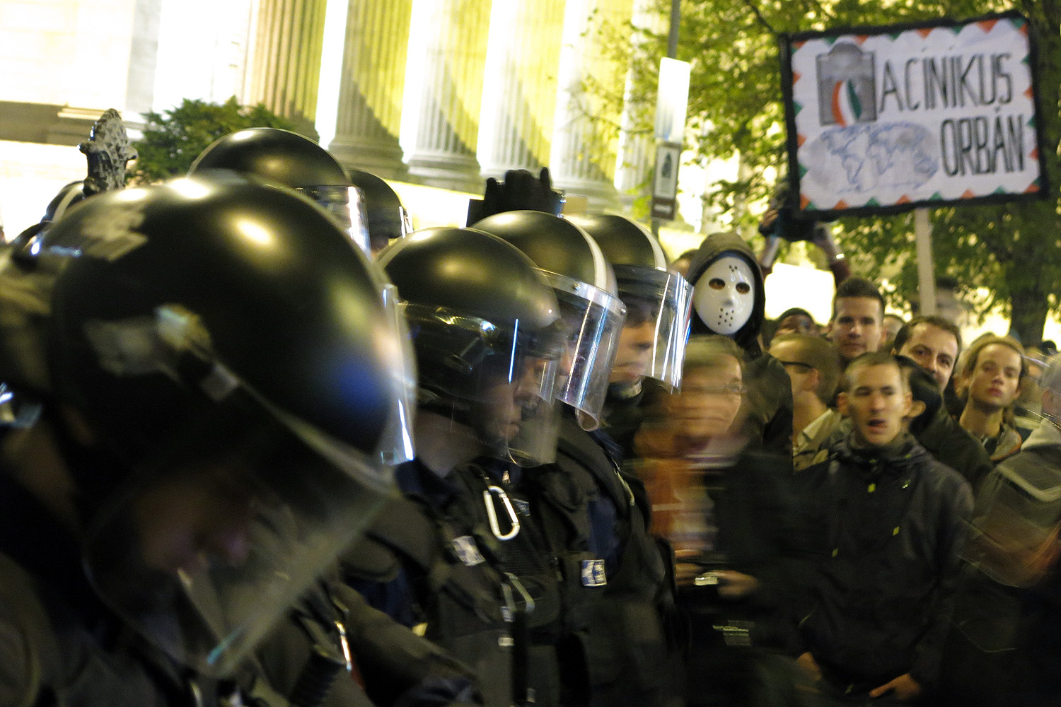 Illustration for article titled Demszky Gábor is ott volt a Fidesz székház ostrománál