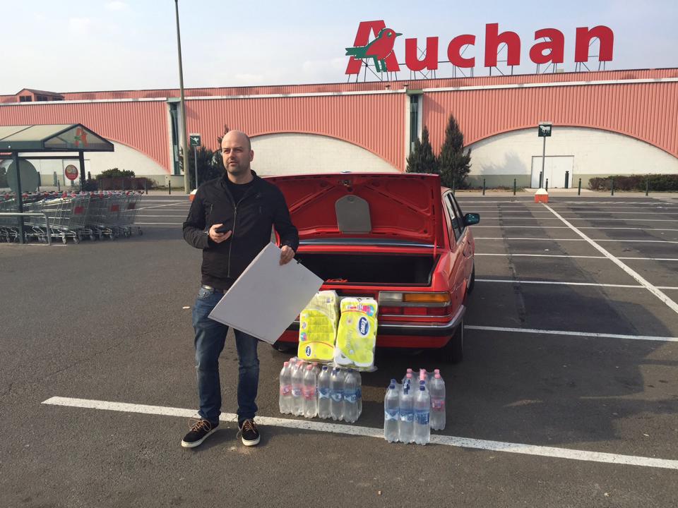 Illustration for article titled Menő internetes vállalkozó akciózott vasárnap a hipermarketek előtt