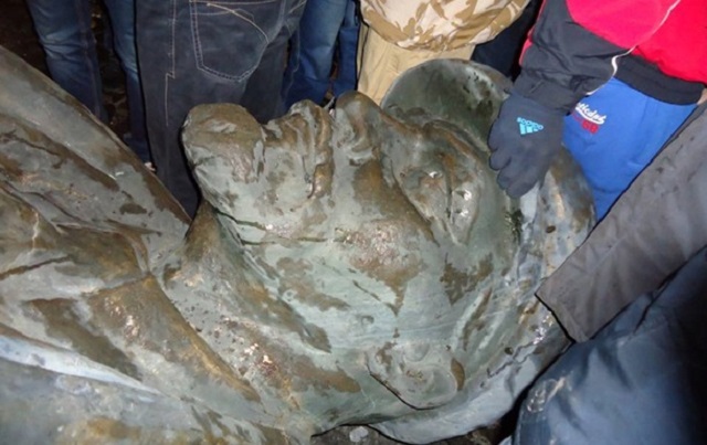 Hullanak a Leninek, mint a legyek